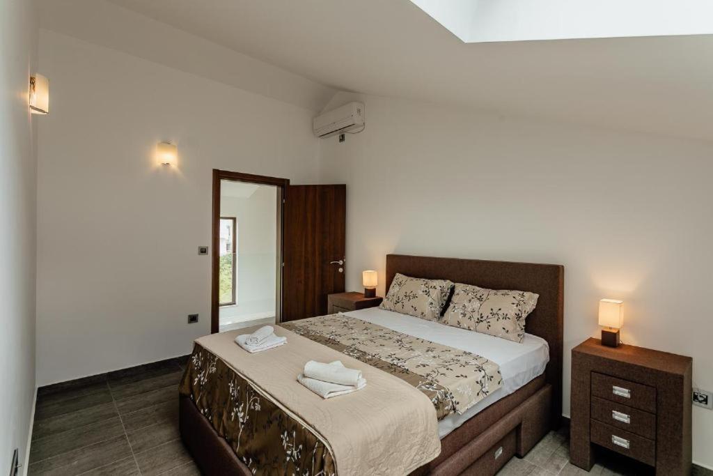 Apartments Joy Herceg Novi Eksteriør billede